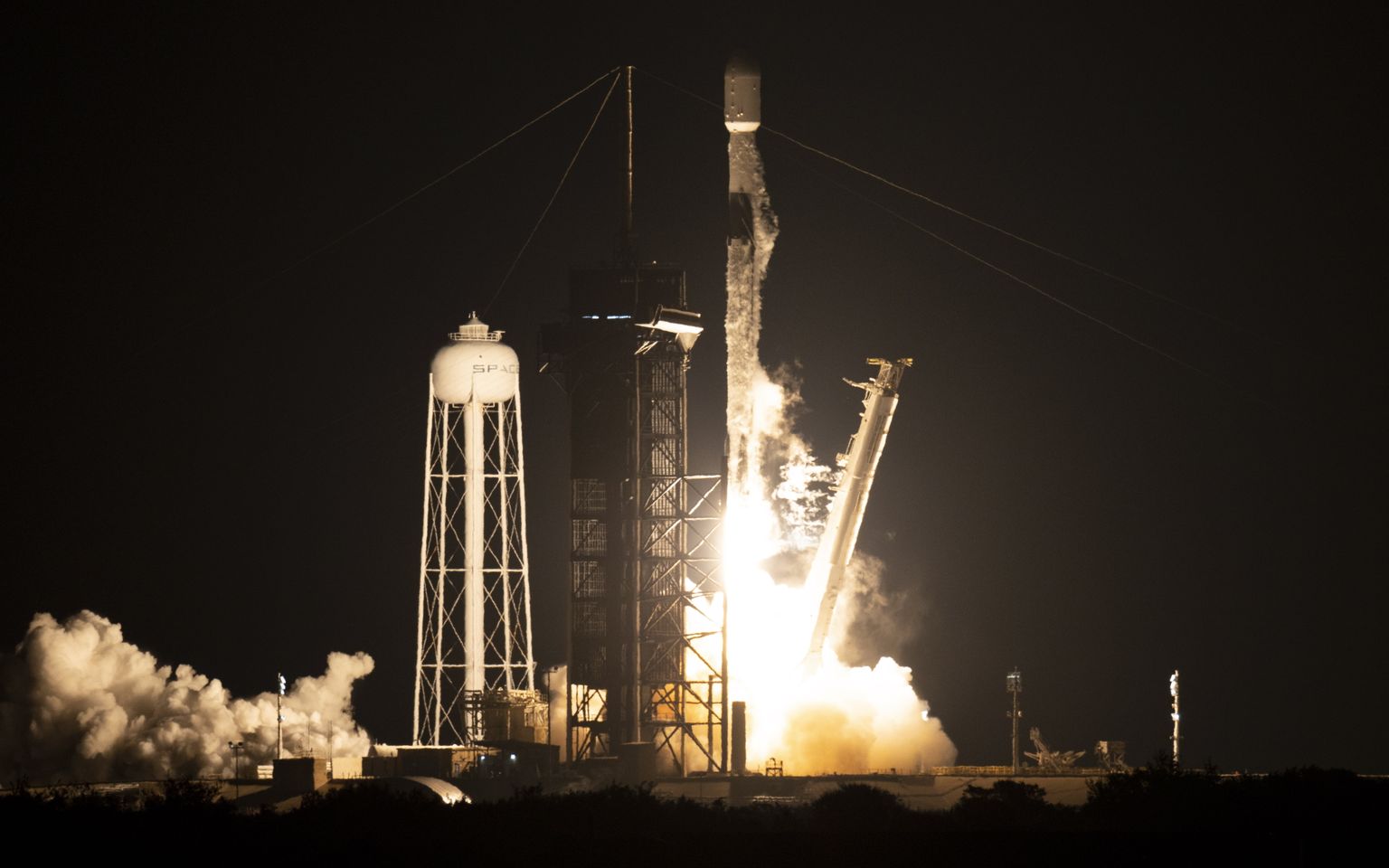 SpaceX-i raketi Falcon 9 start Floridas.
