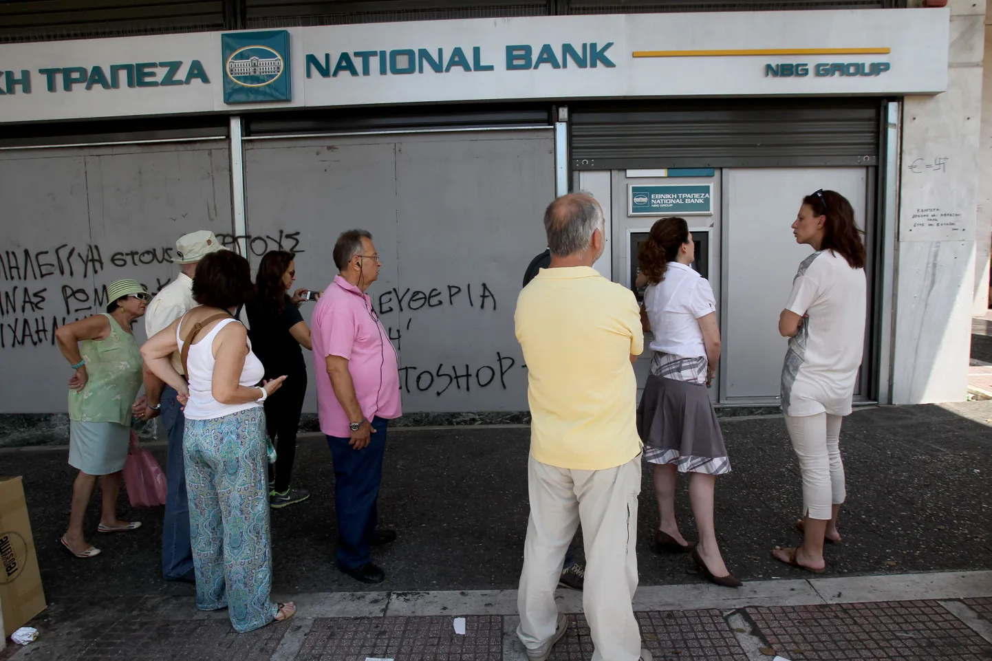 Kreeka pensionärid pangaautomaadi juures.