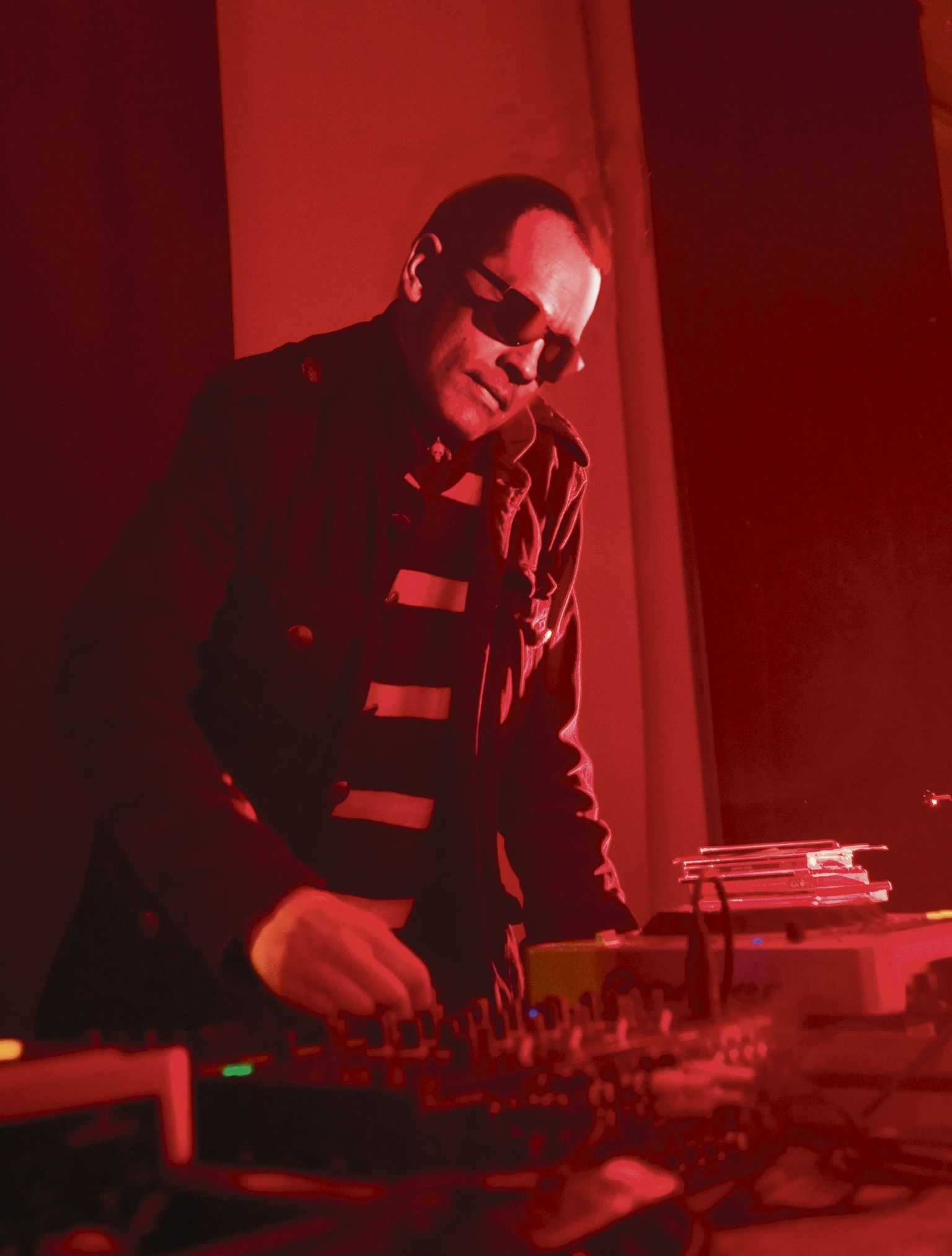 Seda pole veel nähtud. Urmas Klaas pole linnapeana seni rahva ette plaate keerutama tikkunud. Küll aga on ta lubanud DJ-na kaasa lüüa järgmisel nädalal turuhoones peetaval peol.