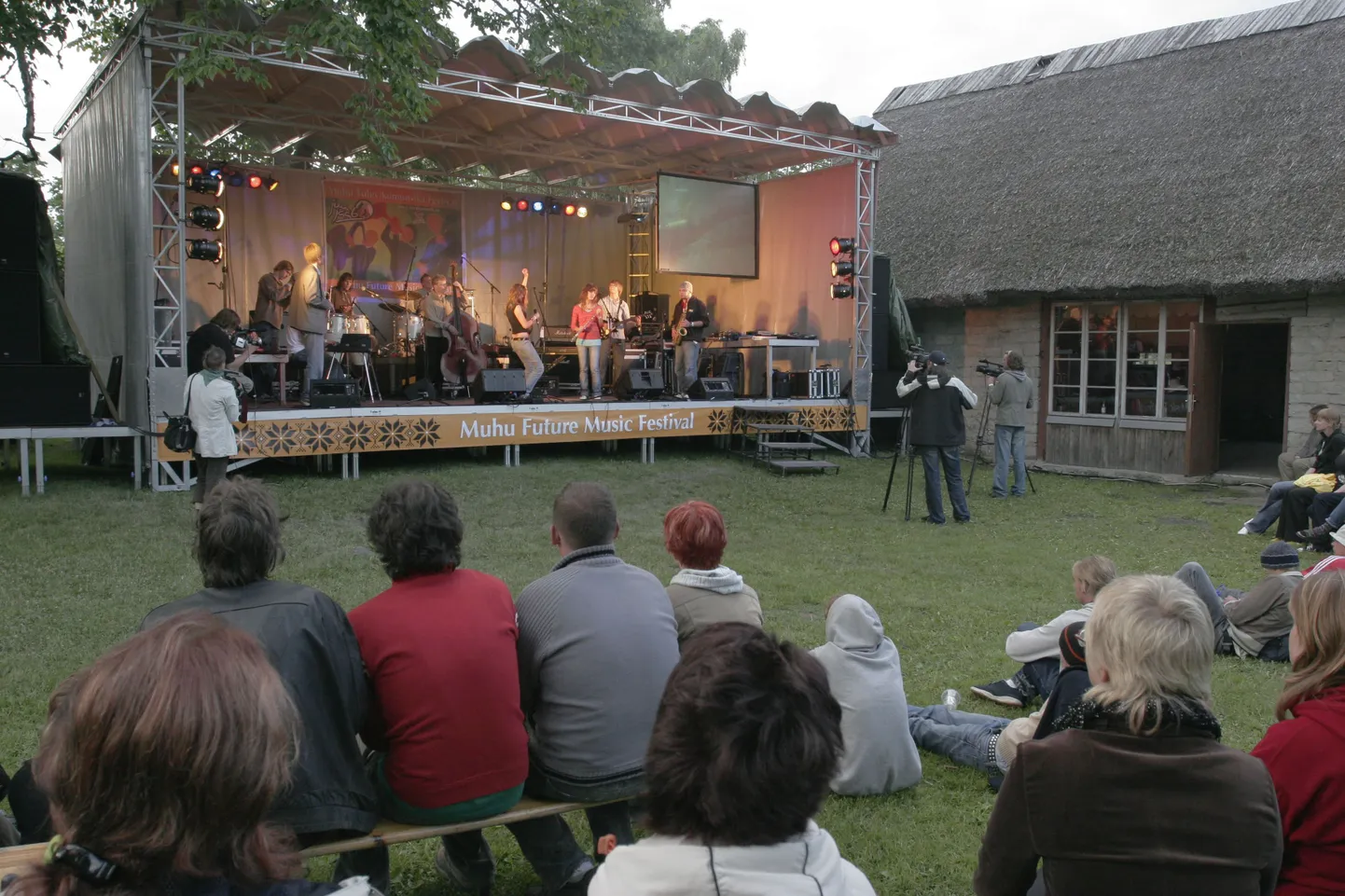 Festivali Juu Jääb lava Nautse Mihkli talu õuel.