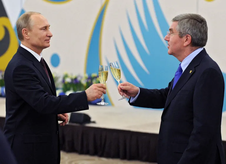 Smagos noziegumos apsūdzētais Krievijas diktators Vladimirs Putins (no kreisās) un Tomass Bahs