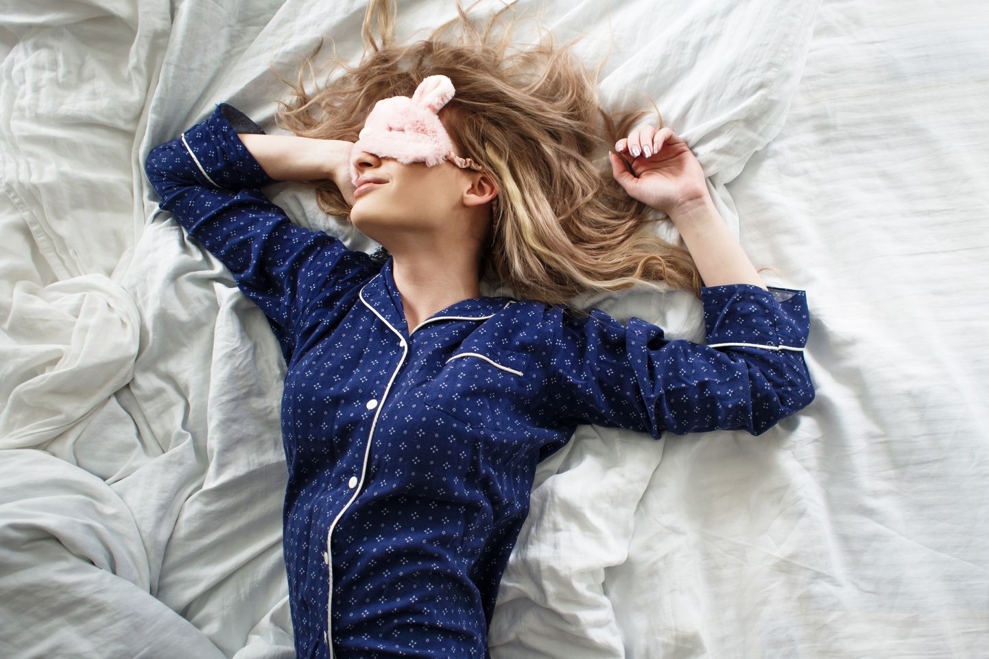 Selili magamise kasutegur on ka see, et väheneb tõenäosus kaelavalude tekkeks. Pilt on illustreeriv.