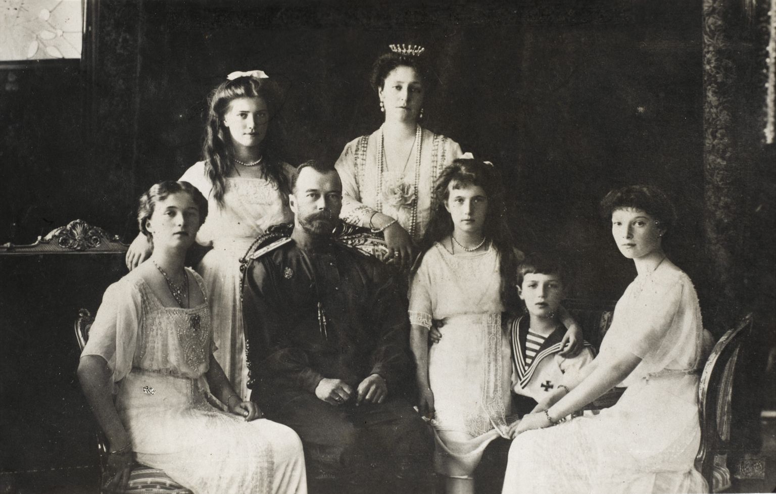 Vene keiser Nikolai II koos oma naise keisrinna Aleksandra Fjodorovna (seisab taga keskel) ja viie lapsega: Maria, Aleksei, Olga, Tatjana ja Anastassia. Foto on tehtud 1910