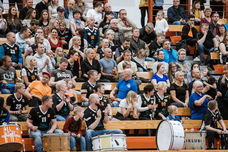 Pärnu Sadama korvpallimeeskond sai Eesti meistrivõistluste pronksiseeria teises mängus kodusaalis TalTechi üle lisaajal kuuepunktise võidu ja on ajaloolistest medalitest ühe võidu kaugusel.