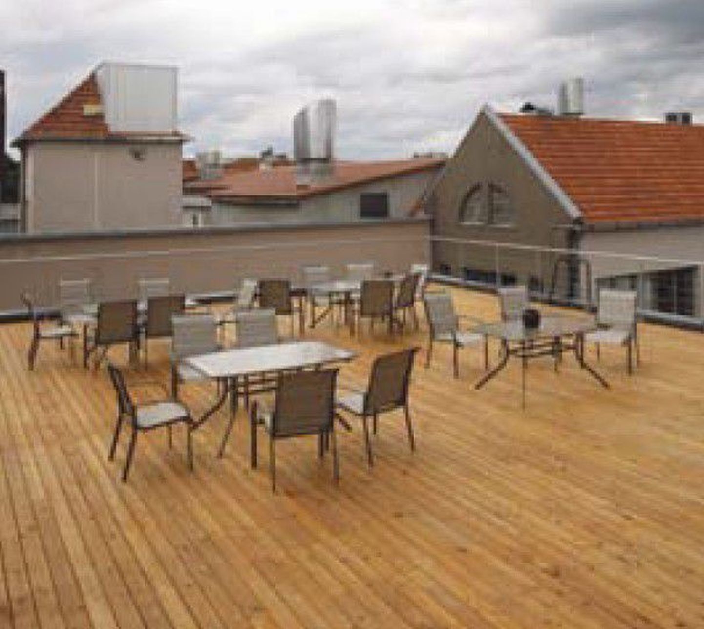 Terrasse ehitatakse suve nautimiseks Eestis järjest enam, nii maapinnale kui ka katustele. Pildil Playtechi katuseterrass Tartus.