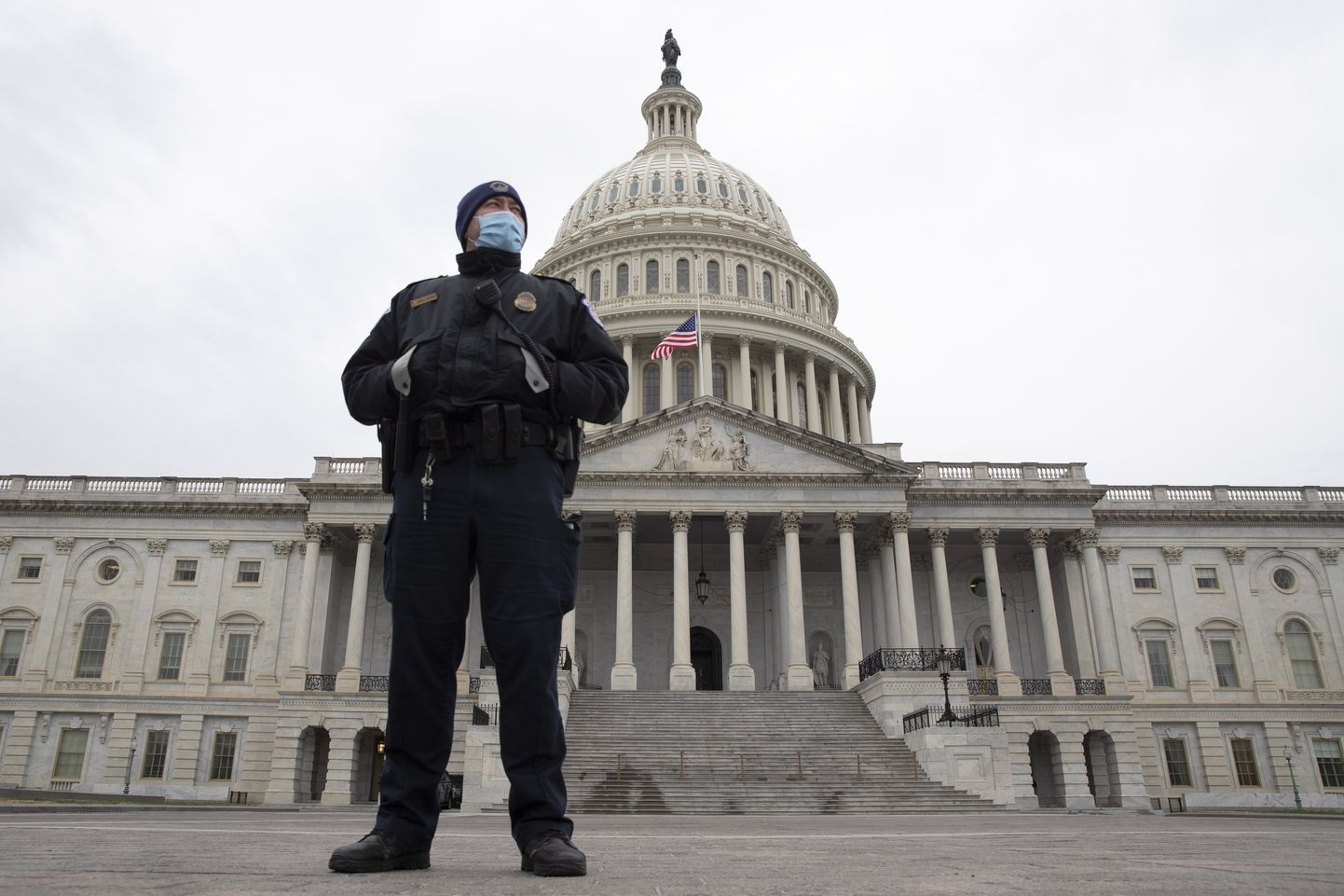 Politseinik seismas Washingtonis USA Kapitooliumi ees.