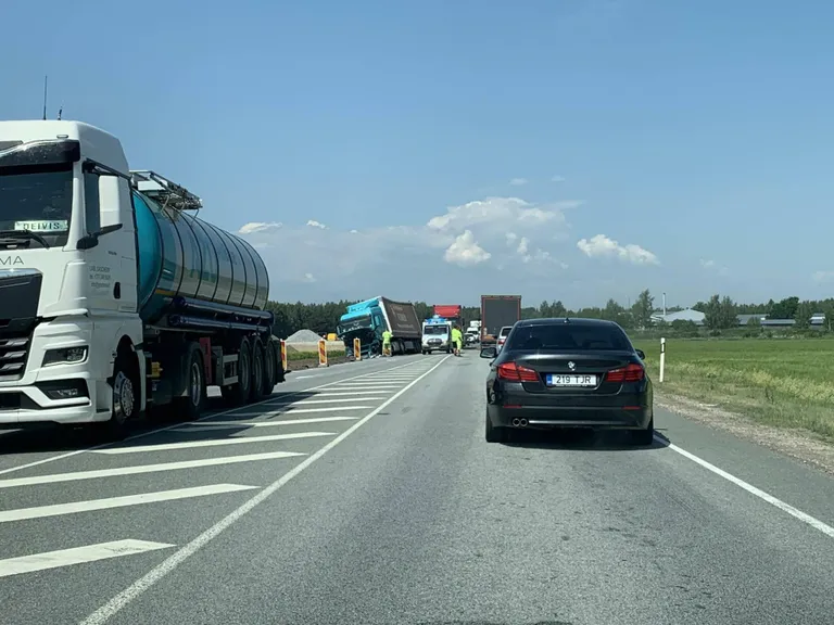 Veoki ja sõiduauto kokkupõrge tekitas pikad ummikud.