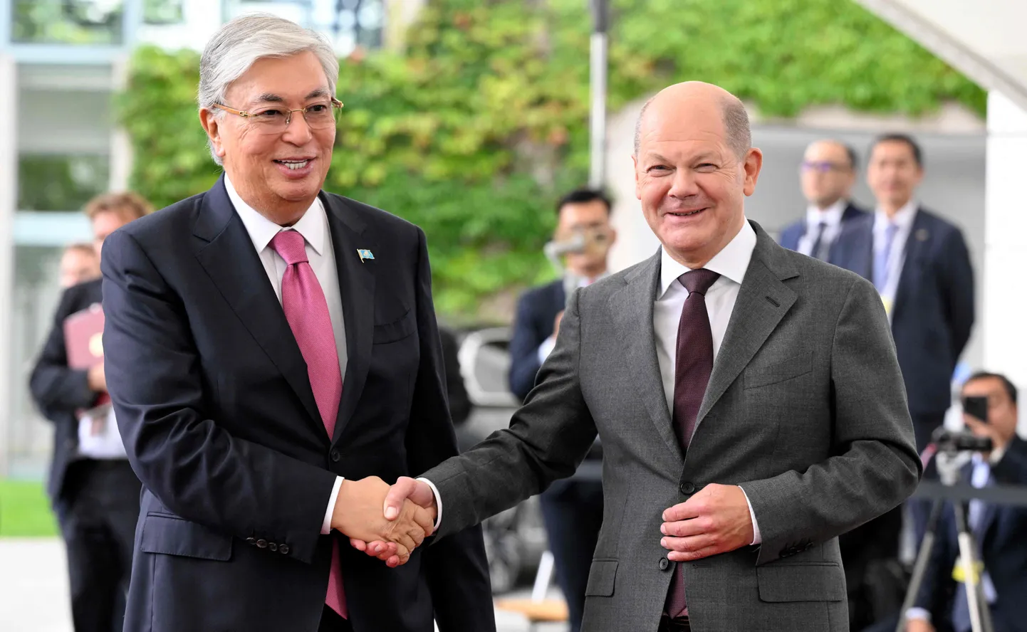 Saksamaal visiidil käinud Kasahstani president Kasõm-Žomart Tokajev (vasakul) kinnitas kohtumisel Saksa liidukantsleri Olaf Scholziga, et Kasahstan ei aita Venemaal sanktsioonidest mööda minna ning järgib sanktsioonirežiimi täielikult.