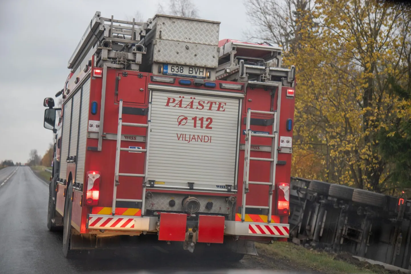 Viljandi päästjad said elupäästmise eest aumärgi.