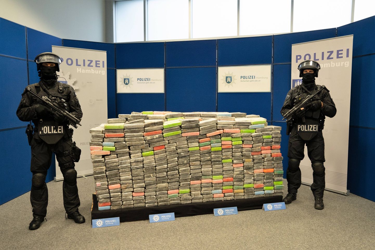 Saksa politseinikud konfiskeeritud kokaiinipakkidega.