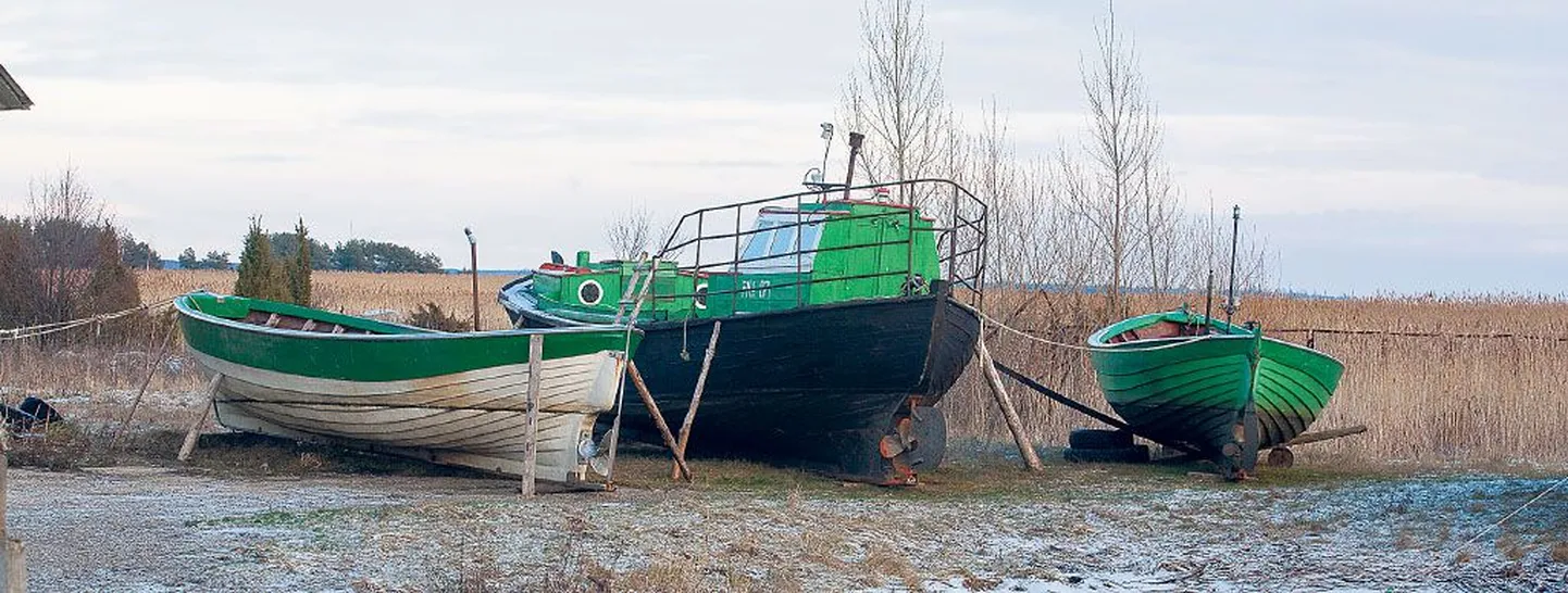 Peerni sadama juures on meri madal ja seepärast minnakse suure paadiga merele Lao sadamast. Enne sõda vanematel aegadel teati Peerni sadamat Koorma sadama nime all.