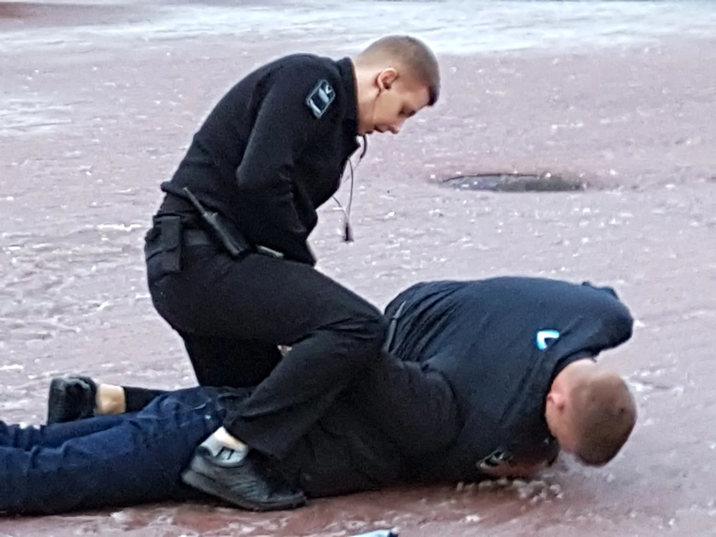 Kinnipidamise hetk Küüni tänaval.