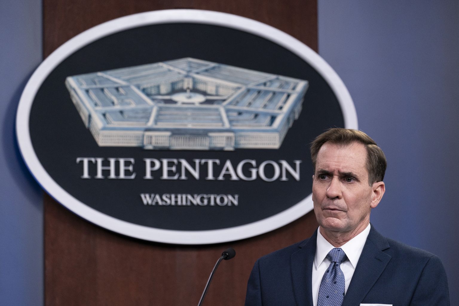 Pentagoni kõneisik John Kirby teavitamas ajakirjanikke USA õhulöökidest Süürias 25. veebruaril.
