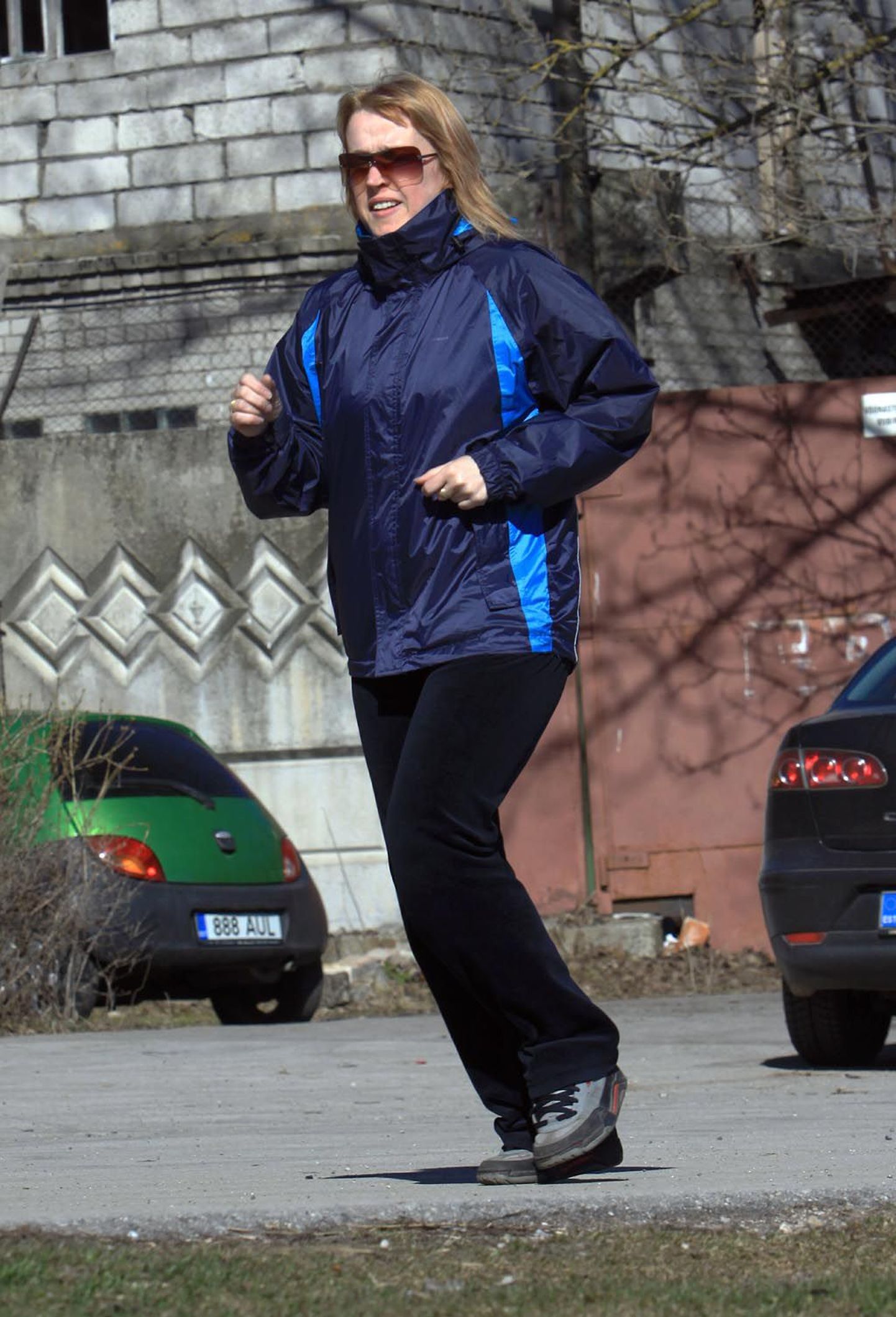 Tervisejooksja Urvi Grossfeldt treenib Jaansoni rajal, mille ta loodab suve lõpuks juba täies pikkuses läbida.