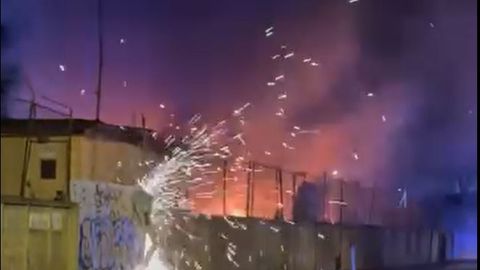 ВИДЕО ⟩ Крупный ночной пожар в Риге: горели несколько грузовиков