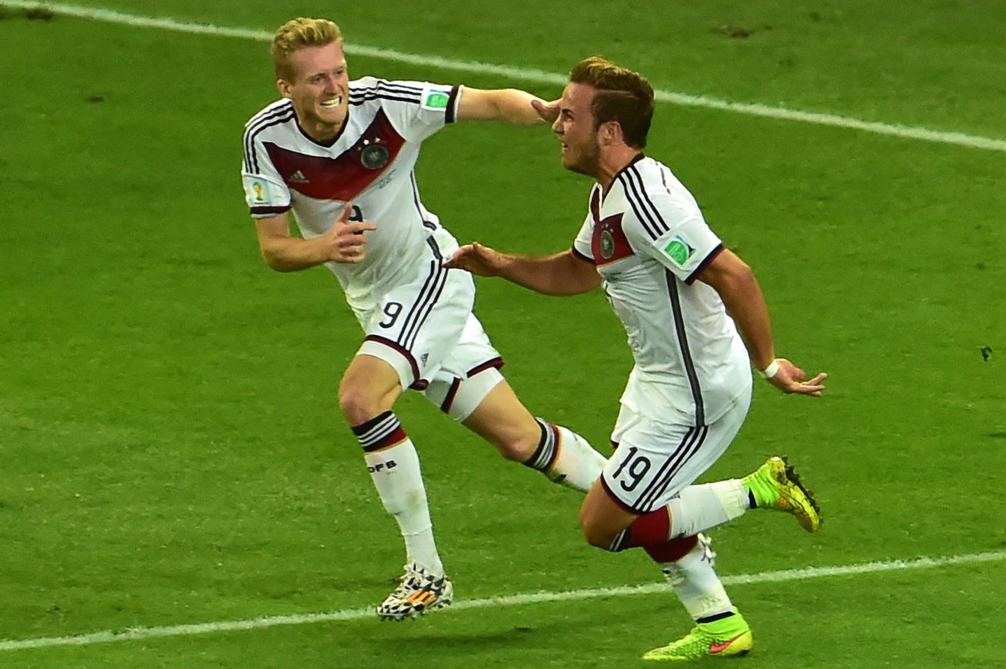 Andre Schürrle (vasakul) ja Mario Götze tähistamas Saksamaale MM-tiitli toonud väravat.