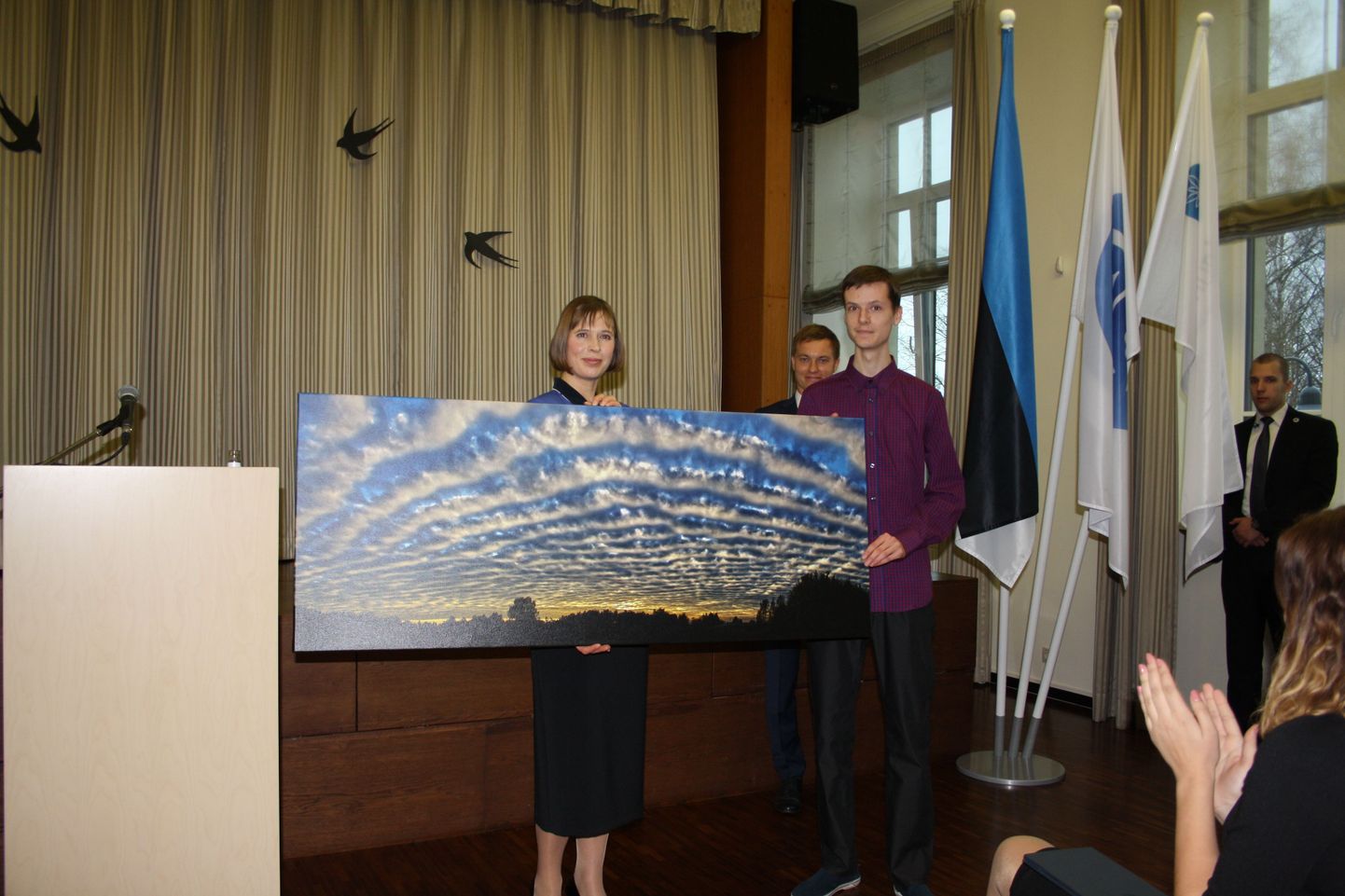 Jõgevamaa gümnaaisumi õpilane Kairo Kiitsak (paremal) kinkis presidendile enda tehtud üleilmsel pilvefotokonkursil võidu toonud pildi.