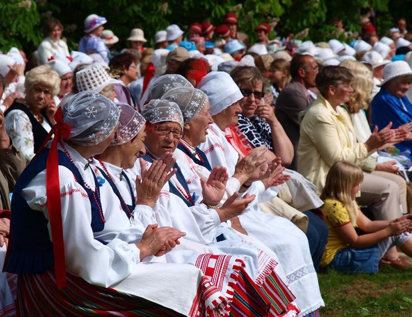 Pühapäeval, 19. mail koguneb ligi kolmsada Viljandimaa eakat tantsijat, lauljat ja pillimängijat Mõisaküla suveaeda maakonna memme-taadi peole.