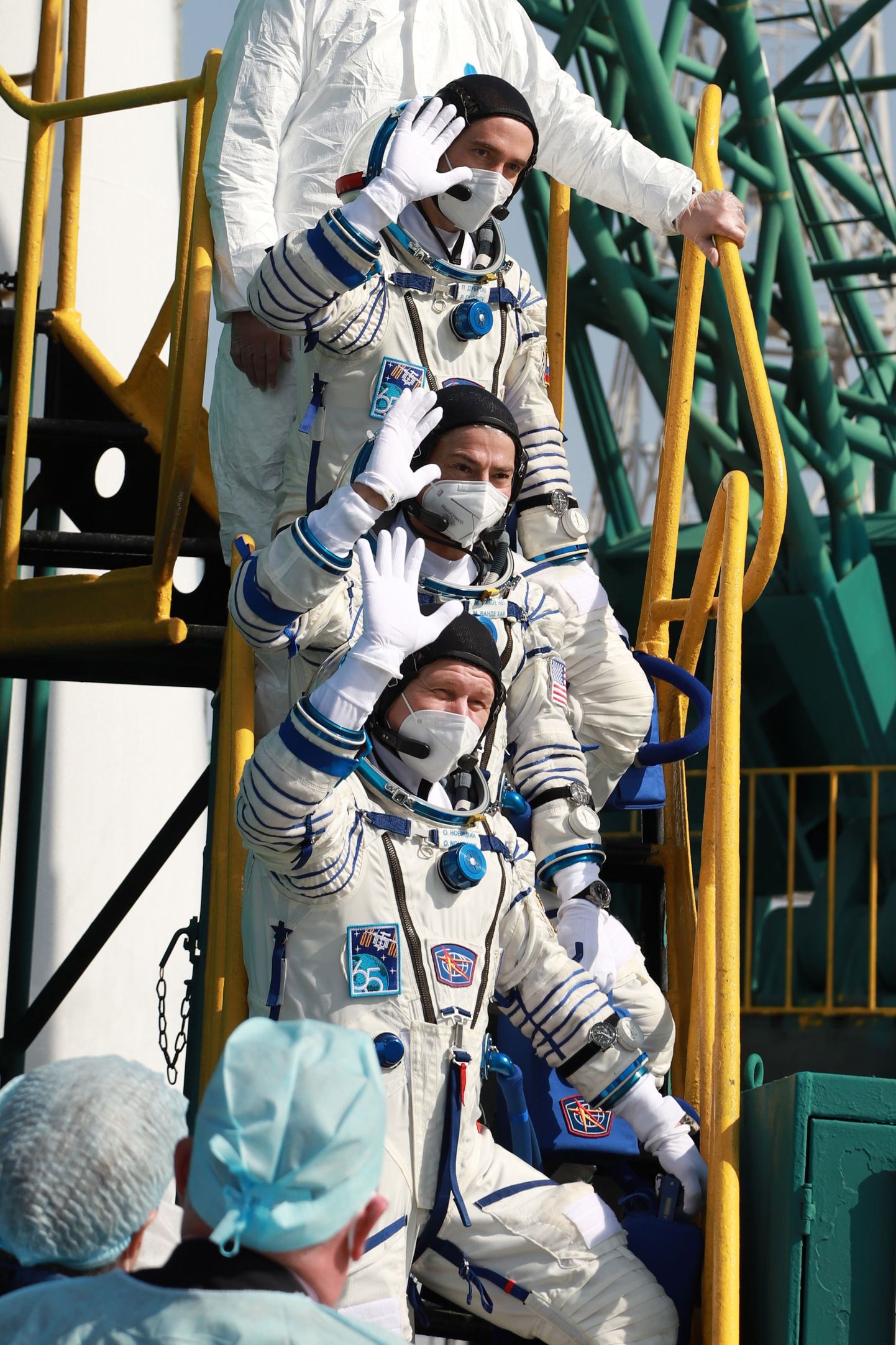 Vene kosmonaut Pjotr Dubrov (üleval), astronaut Mark Vande Hei (keskel) ja kosmonaut Oleg Novitski (all) lehvitavad enne Sojuzi pardale minekut Kasahstanis Bajkongõri kosmodroomil 9. aprill 2021.