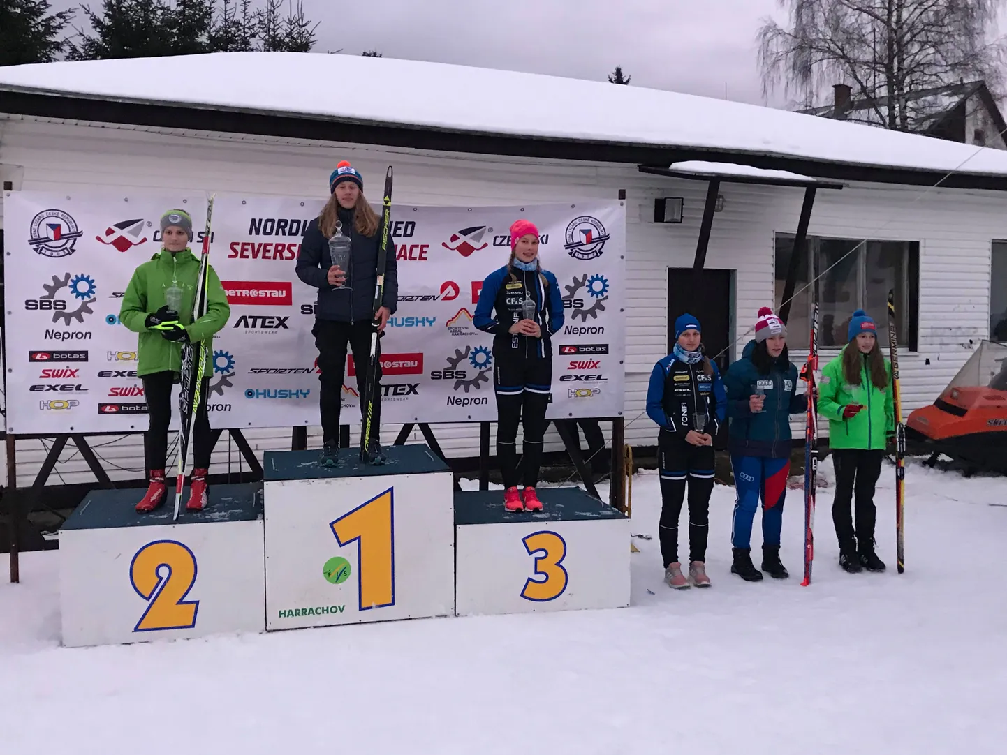 Tüdrukute 2. vanuseklassi poodium esimesel võistluspäeval.