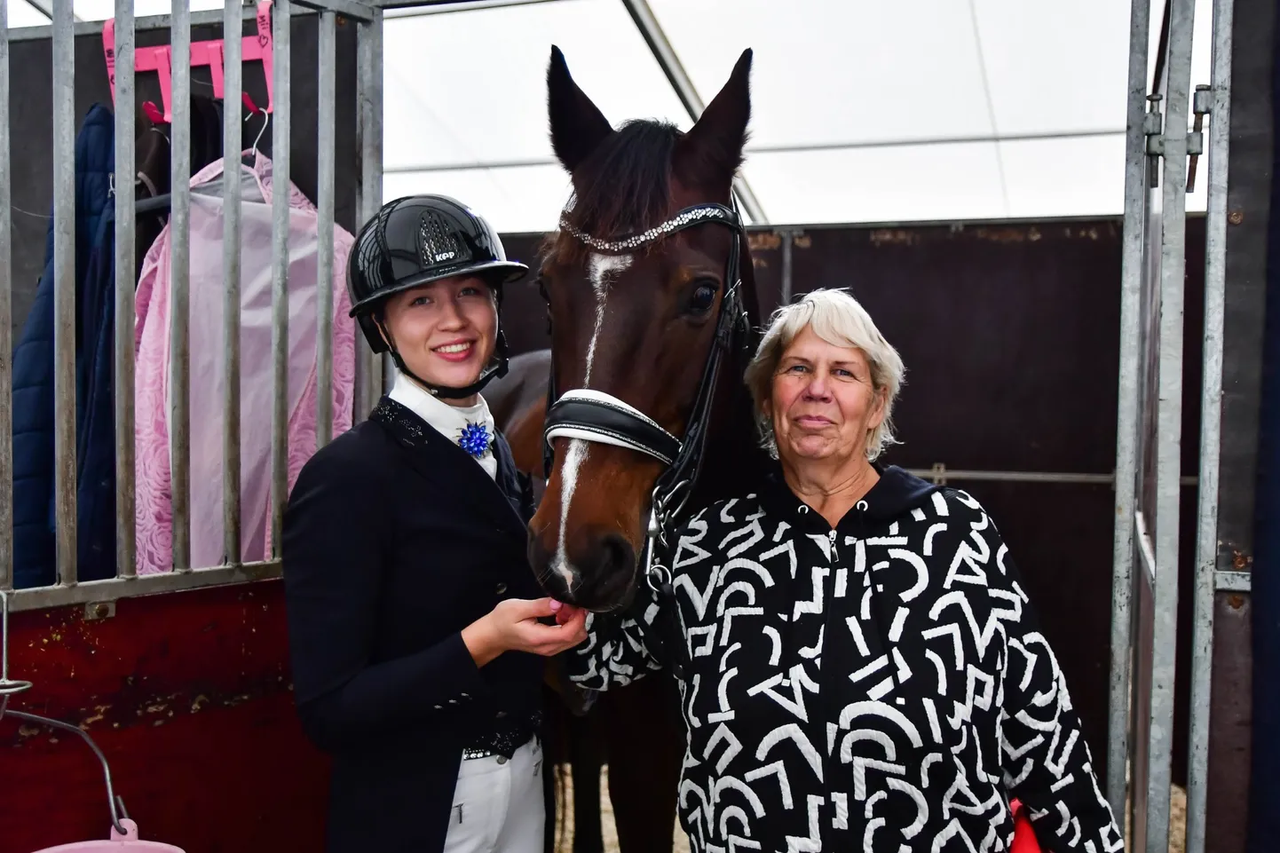Helena Kaal (vasakul) hobusel Cassander ja sõitis Tallinn Horse Showl välja nende seni kõige paremad tulemused. Hobusekasvataja Maie Kukk (paremal) sõnas, et edu saavutamiseks peavad inimene ja hobune omavahel sobima ja teineteist usaldama, vastasel korral võib pinguatda küll, aga tulemusi ei järgne.