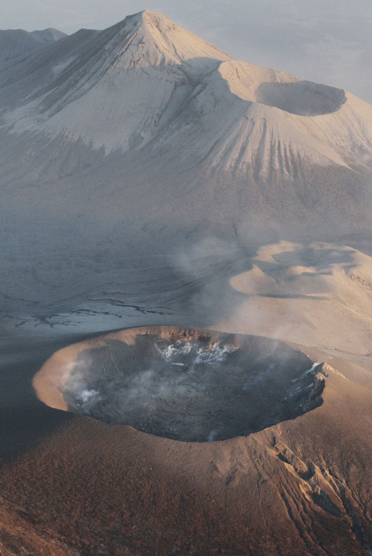 Shinmoedake vulkaan (esiplaanil)