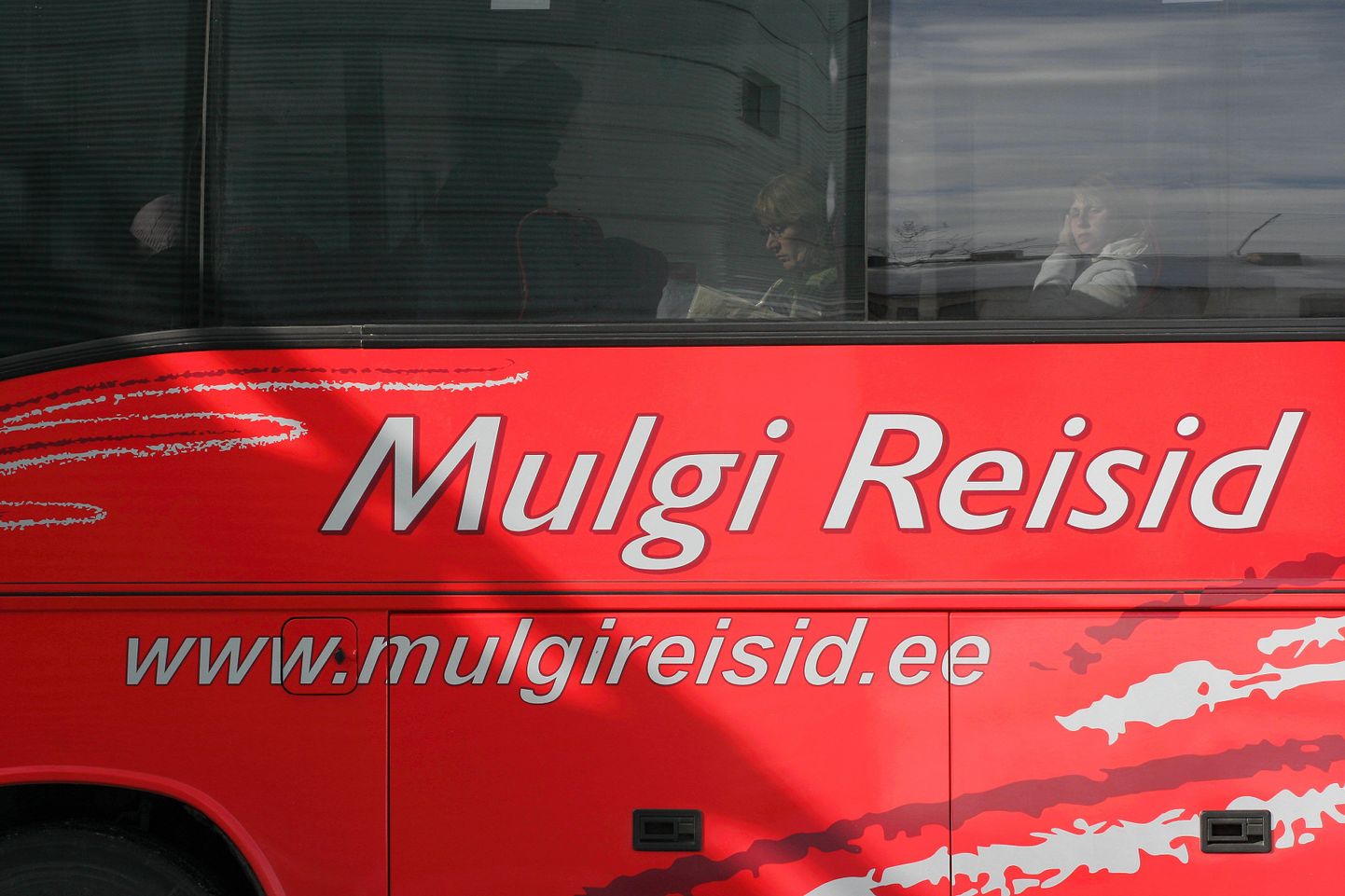 Kõik Mulgi Reiside bussid viivad internetilehel kirjas olevast infost hoolimata sõitja Tallinna lennujaama ka siis, kui tema kohver või kott on mugavuse huvides pagasiruumi pandud.