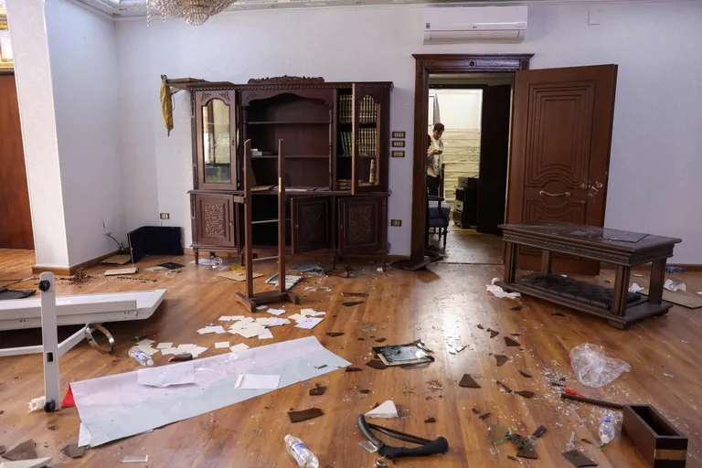 Люди 8 декабря громят посольство Ирана в Дамаске