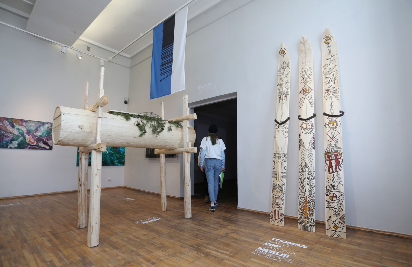 Installatsiooni «Šamaani matus» (vasakul) tegemiseks on Meelis Kihulane kasutanud tuulest murtud haaba. Selle kohal 
ripub Edward von Lõnguse «EvLipp», 
tehnikaks digitrükk kangal. Toomas Kalve, Epp Margna ja Meelis Kihulase ühistöö «Surnu suusad» tegemiseks on tarvis läinud puitu ja akrüüli.