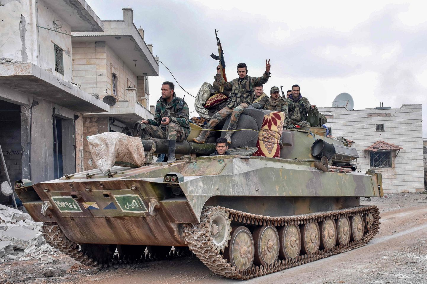 Süüria sõjavägi sisenemas Maaret al-Numani linna.