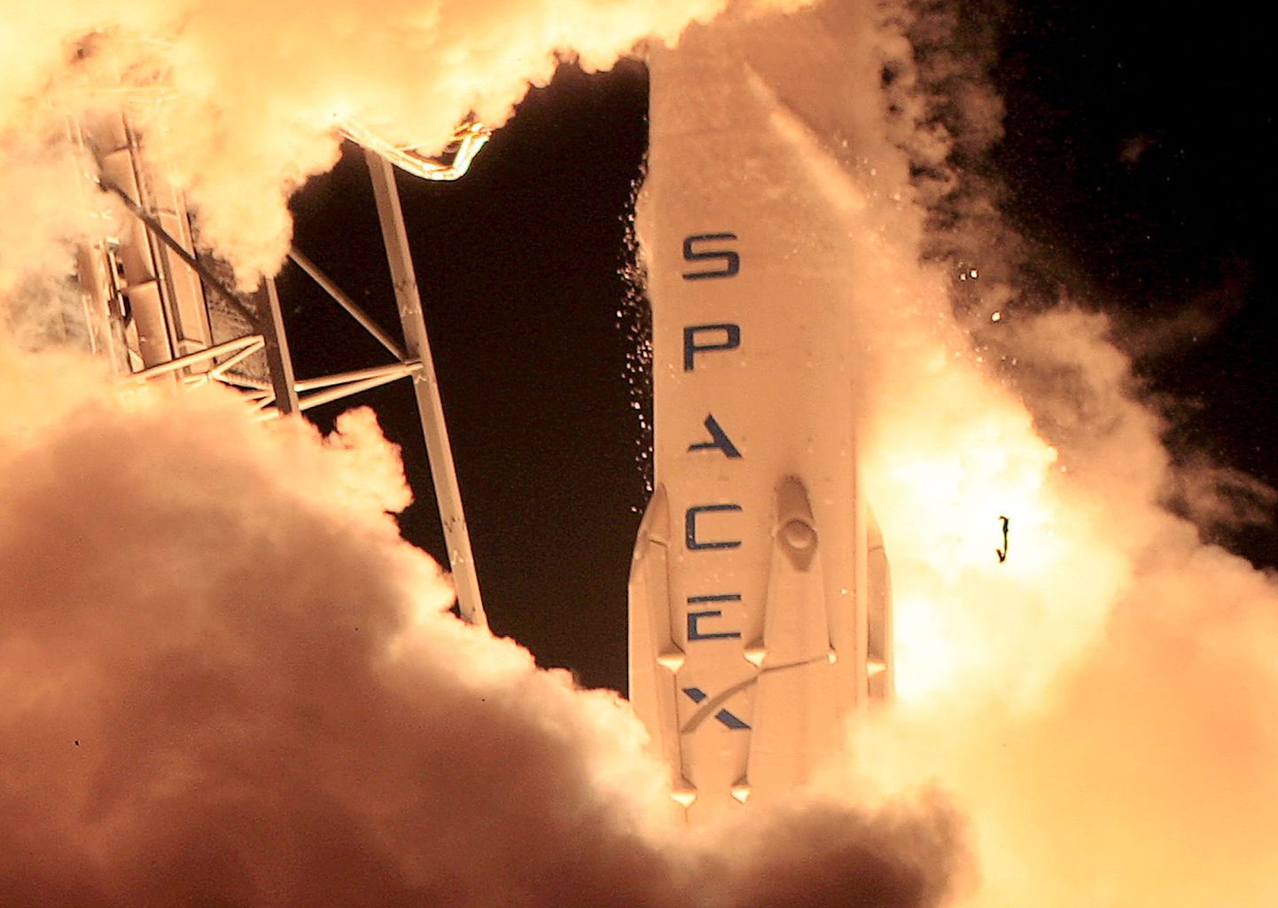 SpaceXi rakett õhkutõusul. Ärimees Elon Muski firma teatas hiljuti plaanist katta Maa orbiit kiiret lairibainternetti pakkuvate satelliitidega.
