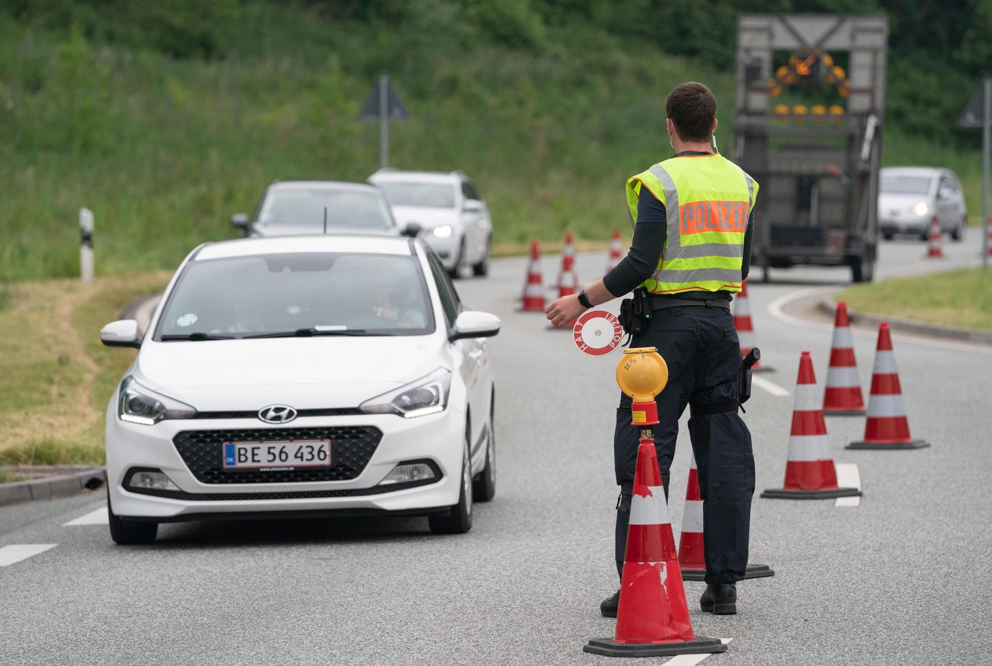 Немецкий полицейский на границе Дании и Германии.