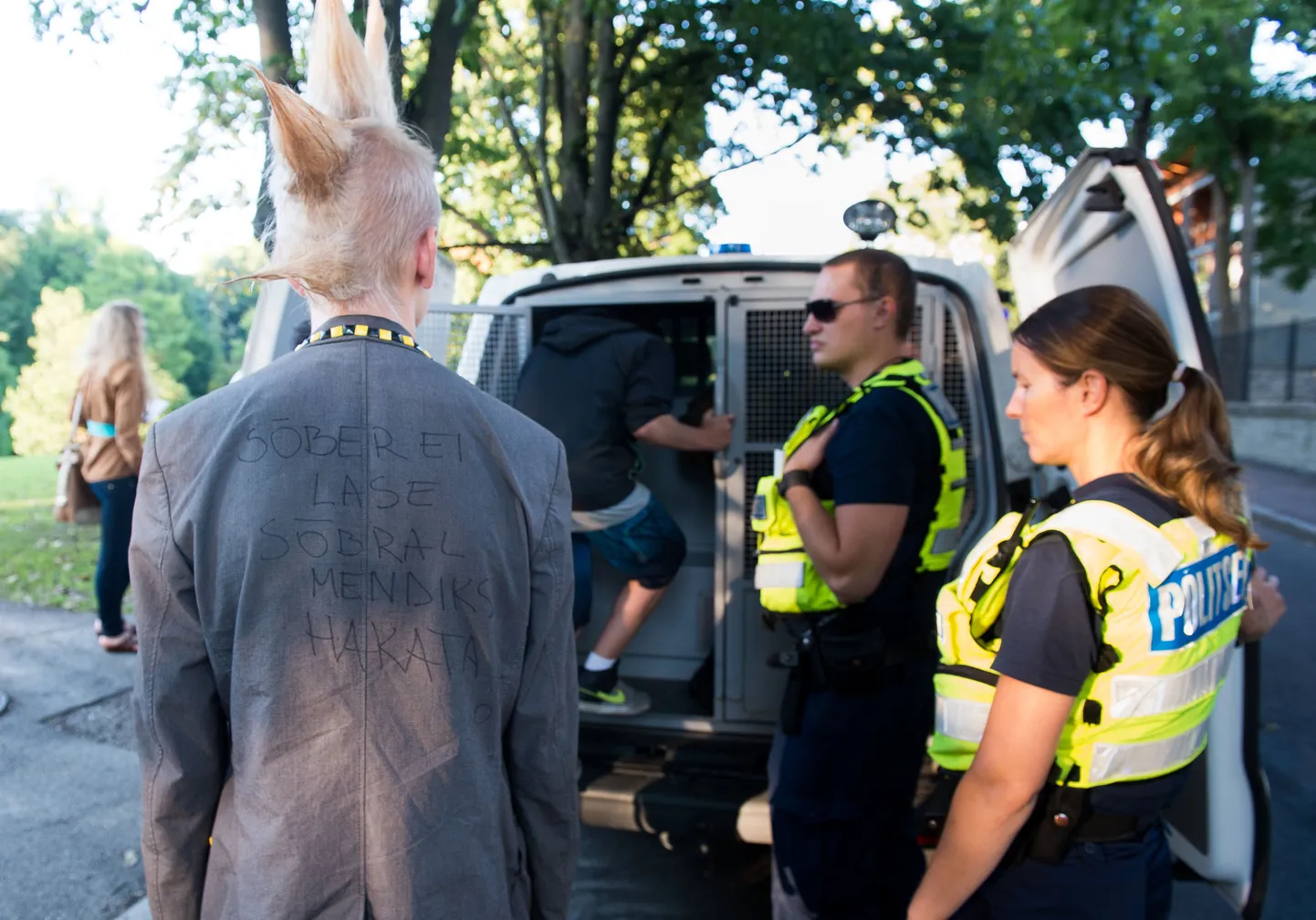 Kesklinna politseijaoskonna noorsoopolitsei ametnikud patrullisid reede Ãµhtul Tallinna kesklinnas otsides alkoholi tarvitavaid alaealisi.