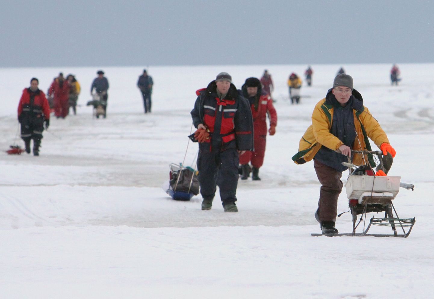 Pärnu lahe jääl kalastanud mehed õhtu saabudes kaldale tulemas.