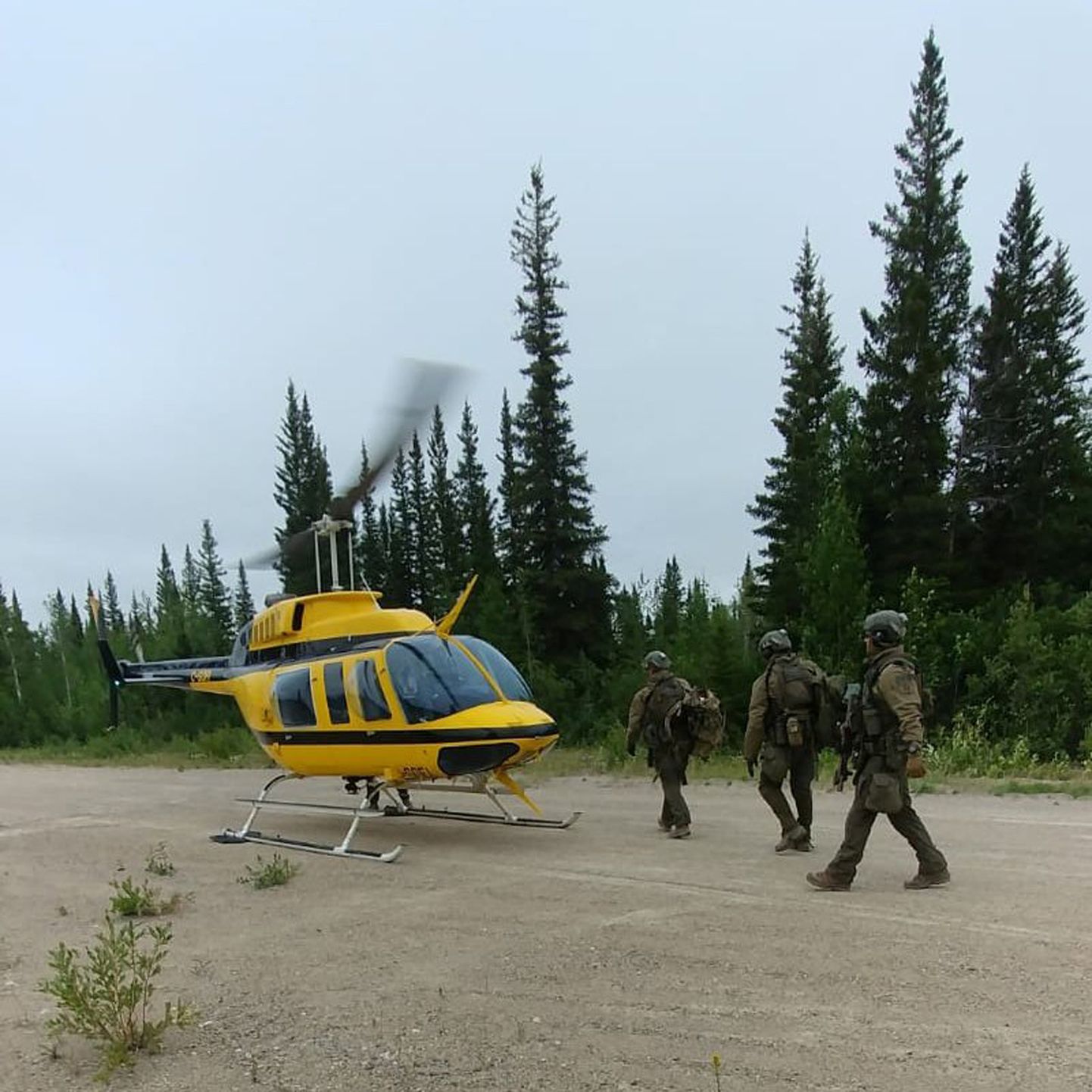 Kanada kuningliku ratsapolitsei kasutab mõrvas kahtlustatavate noormeeste otsingul helikoptereid ja droone.