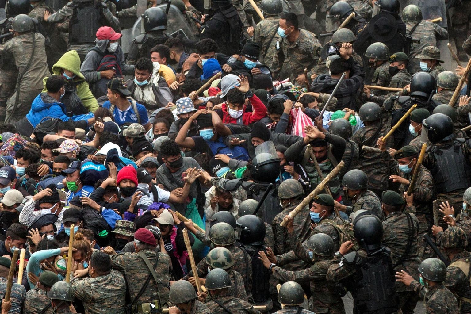 Guatemala sõdurid ja politseinikud peksavad Chiquimula lähistel kaigastega Hondurase immigrante. 