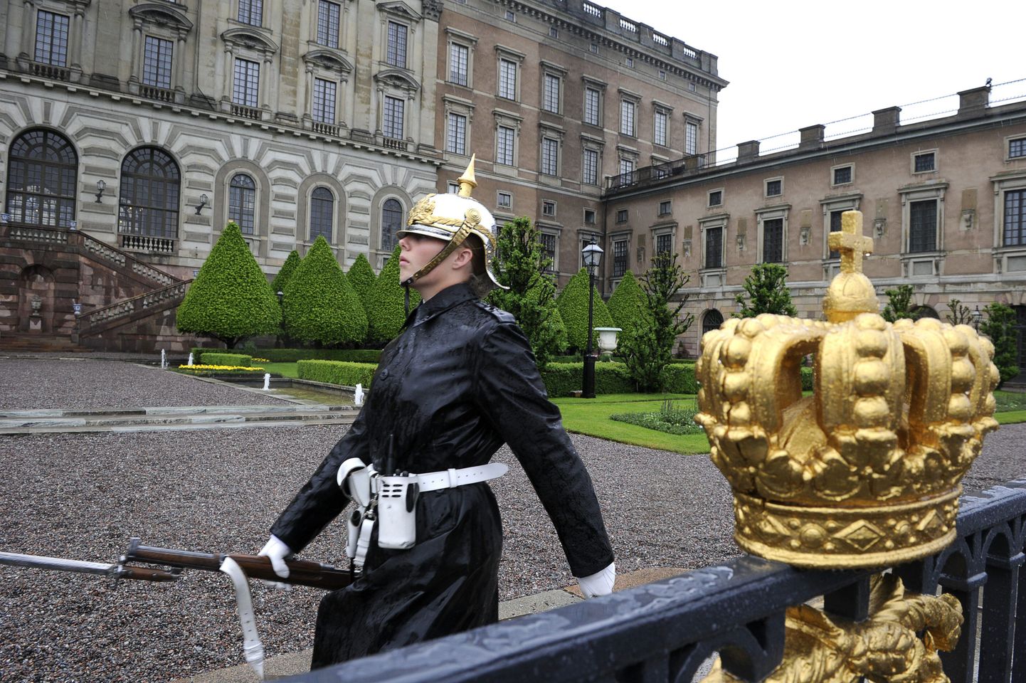 Stockholmi kogunevad seitsme riigi monarhia vastased. Fotol kuningaloss