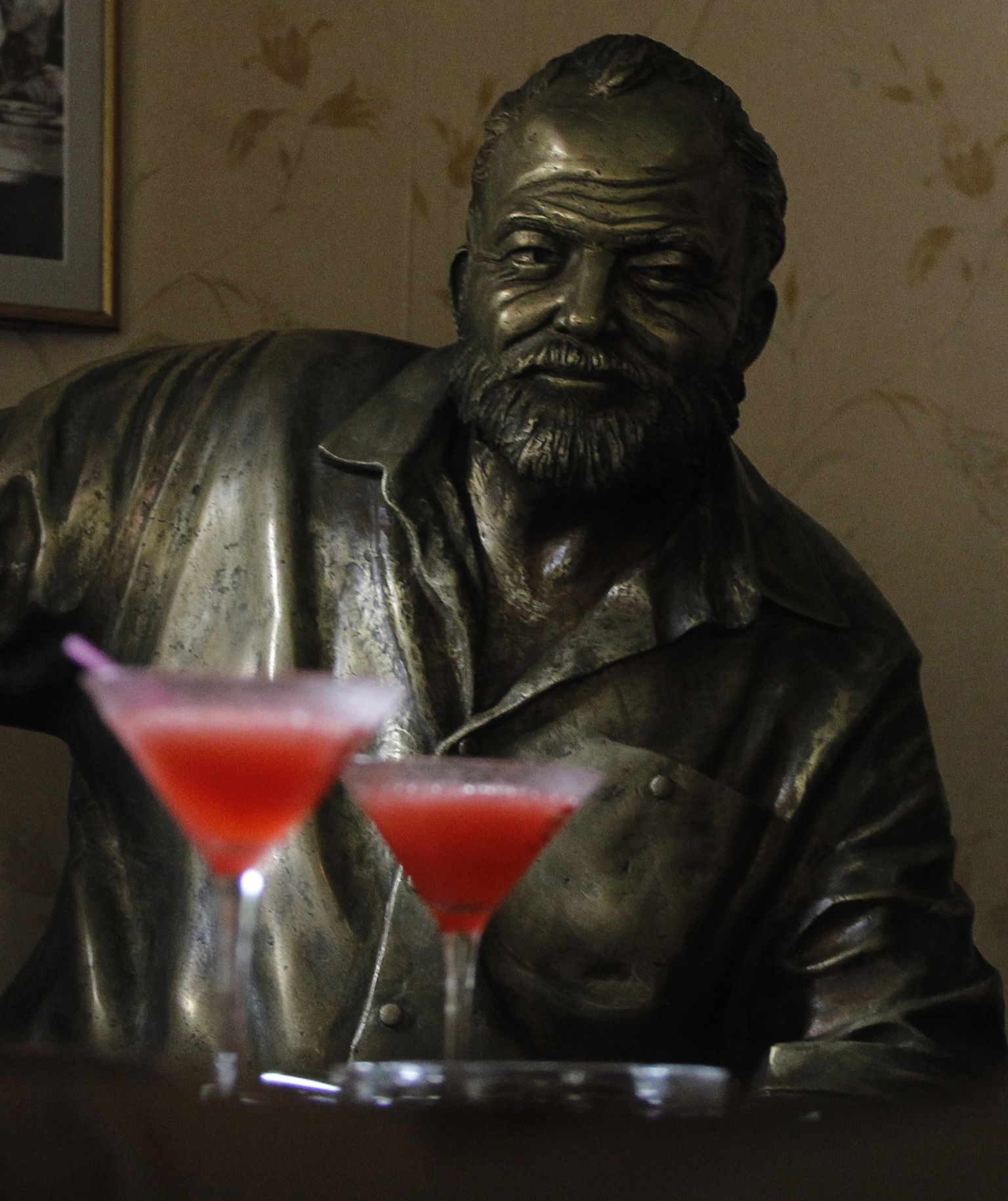 Ernest Hemingway kuju tema lemmikbaaris The Floridita Havannas. Magusad kokteilid Daiquiri (pildil) ja Mojito olid tema lemmikjoogid.