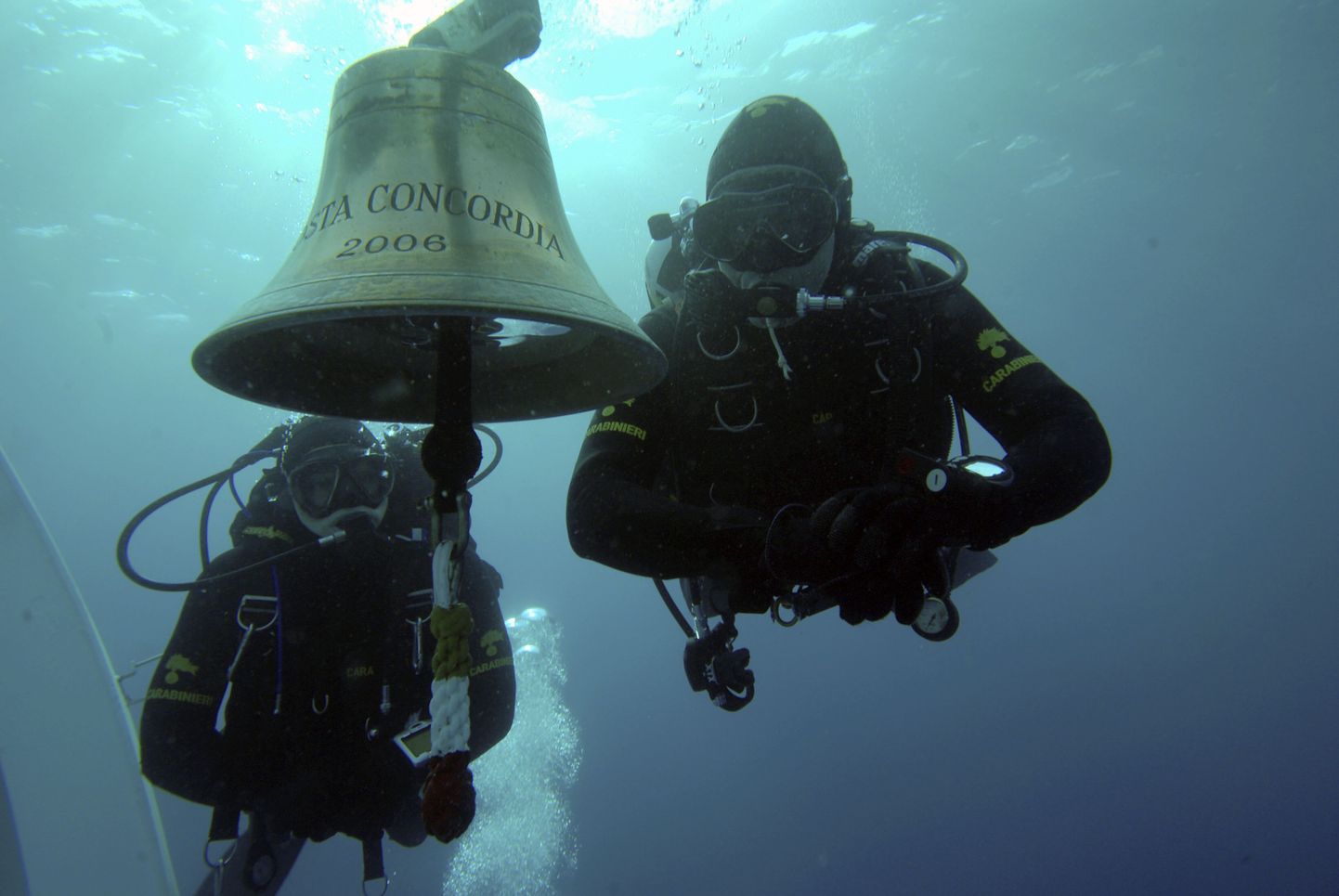 Itaalia politsei sukeldujad Costa Concordia laevakella juures enne selle vargust
