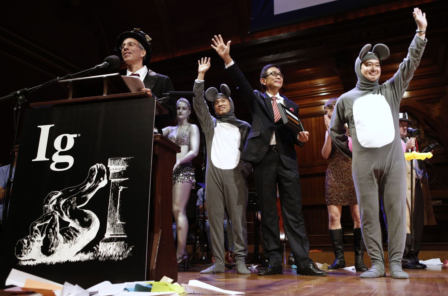 Tseremooniajuht Marc Abrahams kuulutas välja Ig Nobeli preemia laureaadid.
