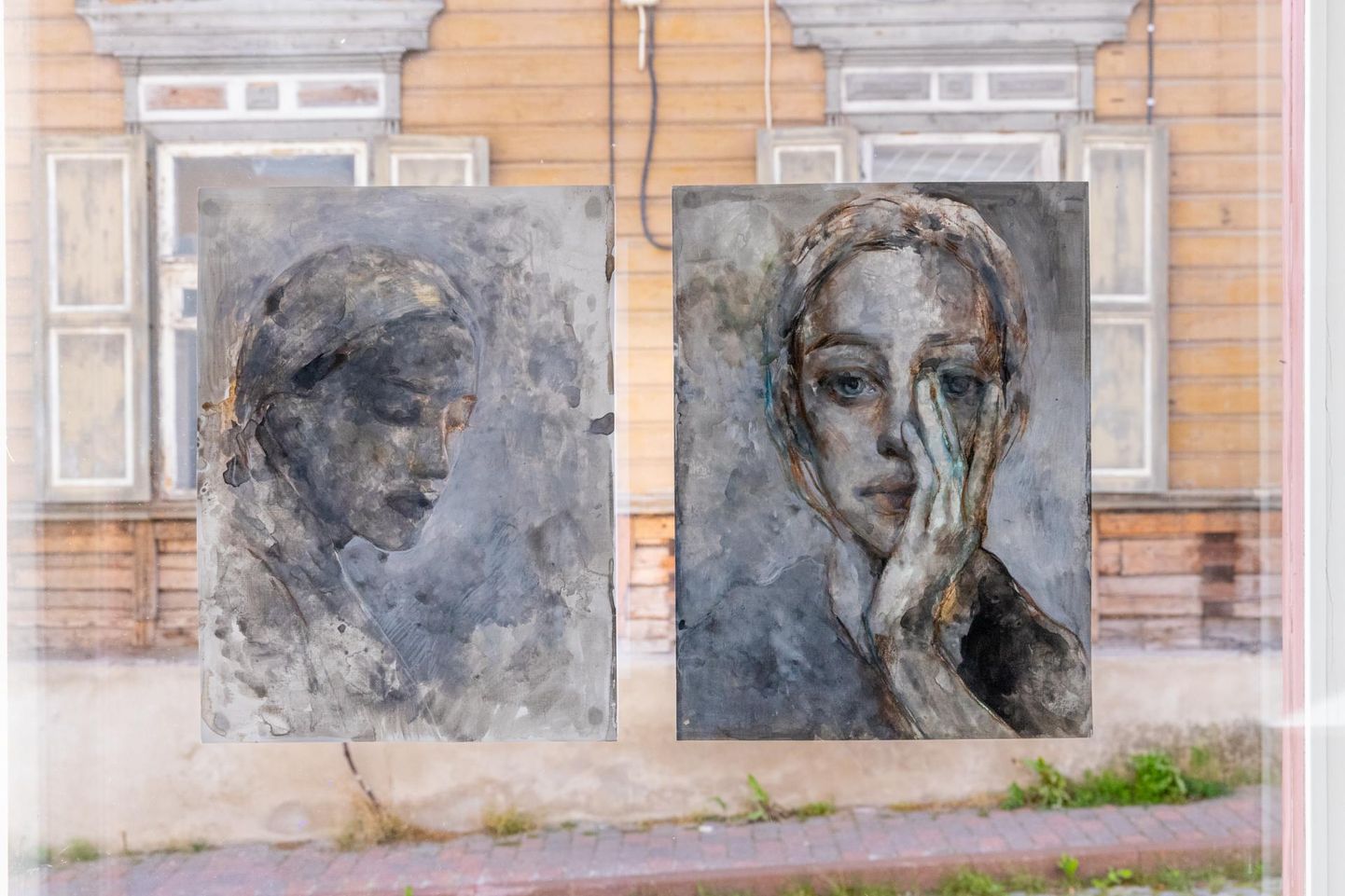 Ukrainast Austriasse põgenenud kunstnikud portreteerivad näitusel "Piim ja veri" kogetud sõjakoledusi.