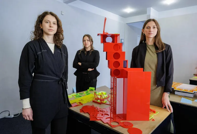 Veneetsia arhitektuuribiennaali Eesti väljapaneku kuraatorid, arhitektid Elina Liiva (vasakult), Keiti Lige ja Helena Männa. Nende vahel on katse plastmassist ja punaseks teha ideed elamute renoveerimiseks.