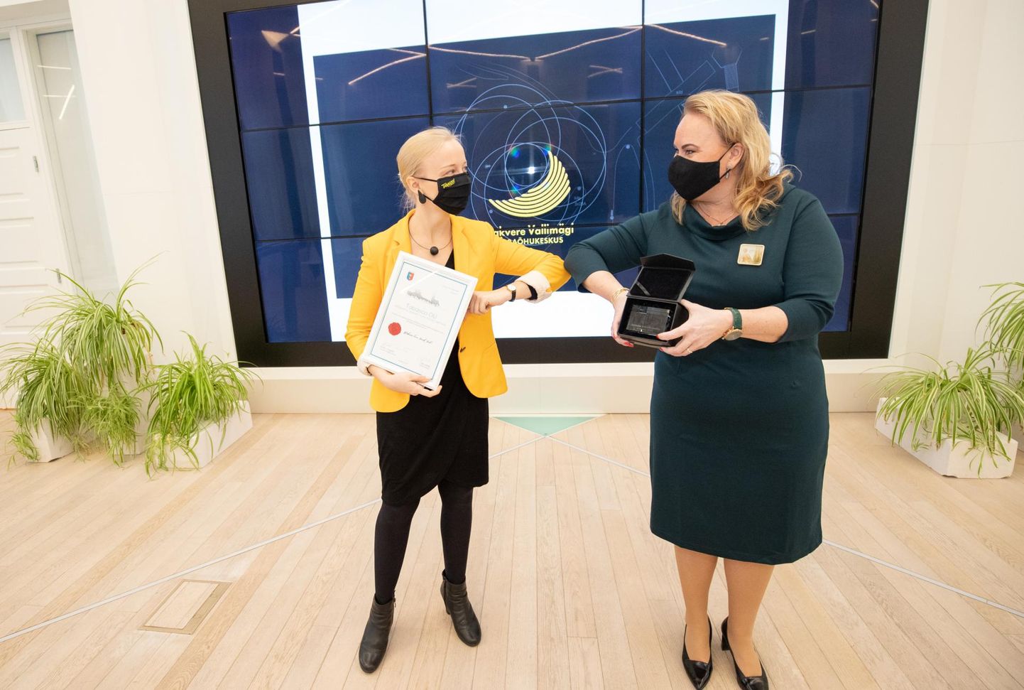 Loovagentuuri Tabasco esindajana võttis taustal oleva logo eest Rakvere linnapealt Triin Varekult auhinna vastu firma juhatuse liige Sandra Ollik (vasakul).