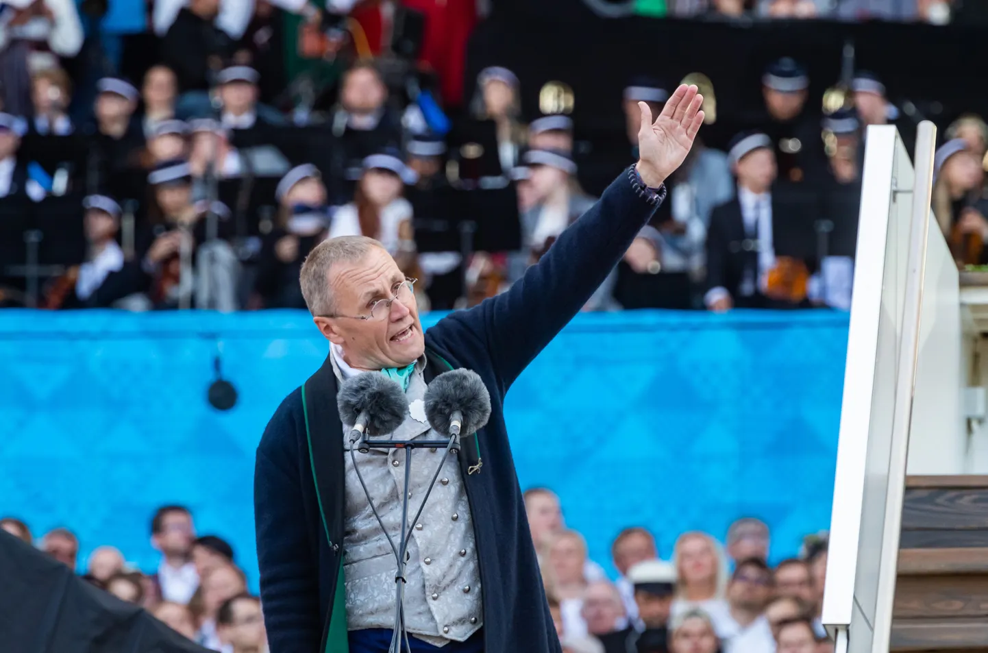 Kultuuriminister Tõnis Lukas laulupeo "Minu arm" teisel kontserdil kõnet pidamas.
