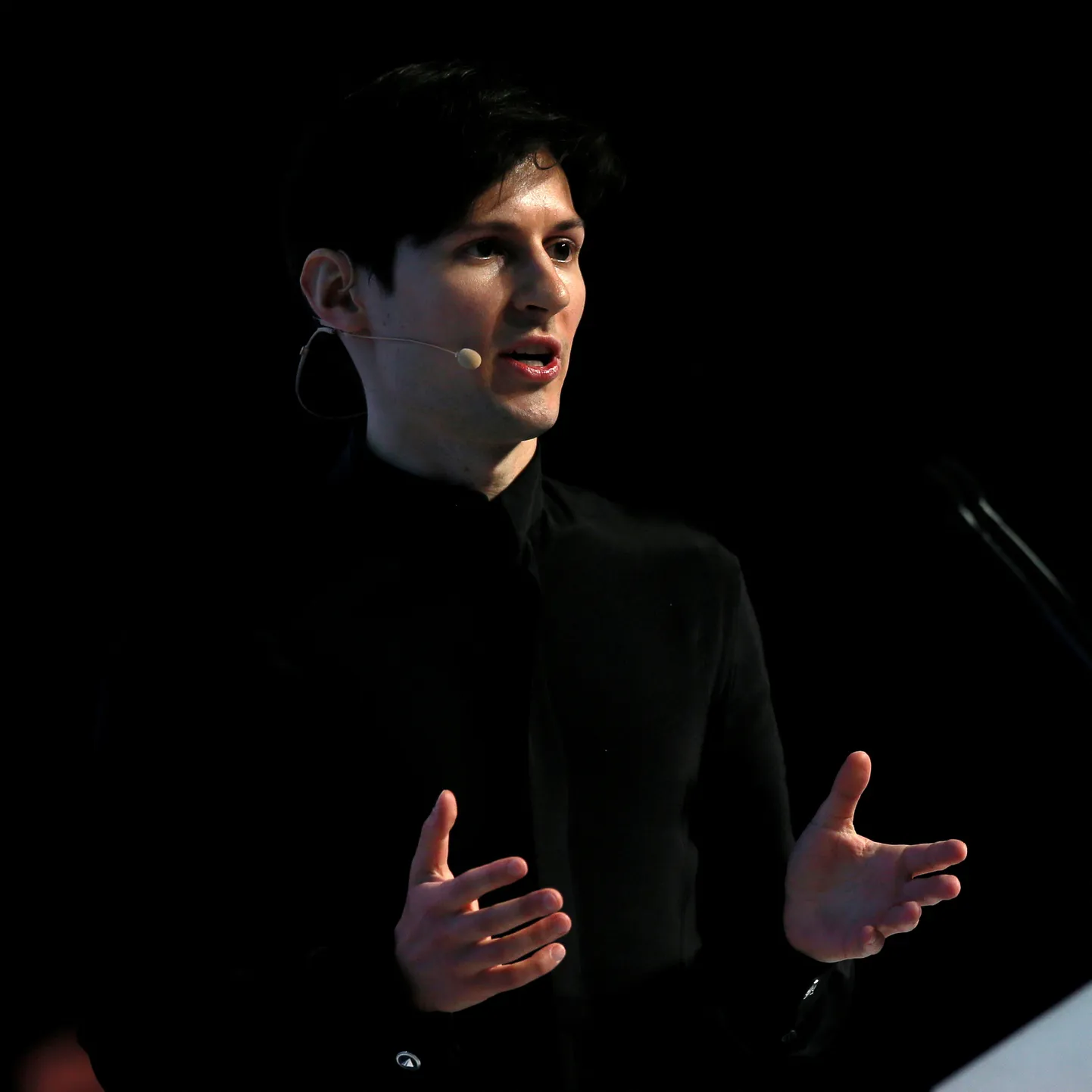 Pildil on Pavel Durov, kes on tuntud krüpteeritud sõnumeid pakkuva suhtlusplatvormi Telegram looja ja juht.
Üks uurijatest kommenteeris: «On üllatav, et Durov tuli Pariisi, teades, et ta on tagaotsitav.»