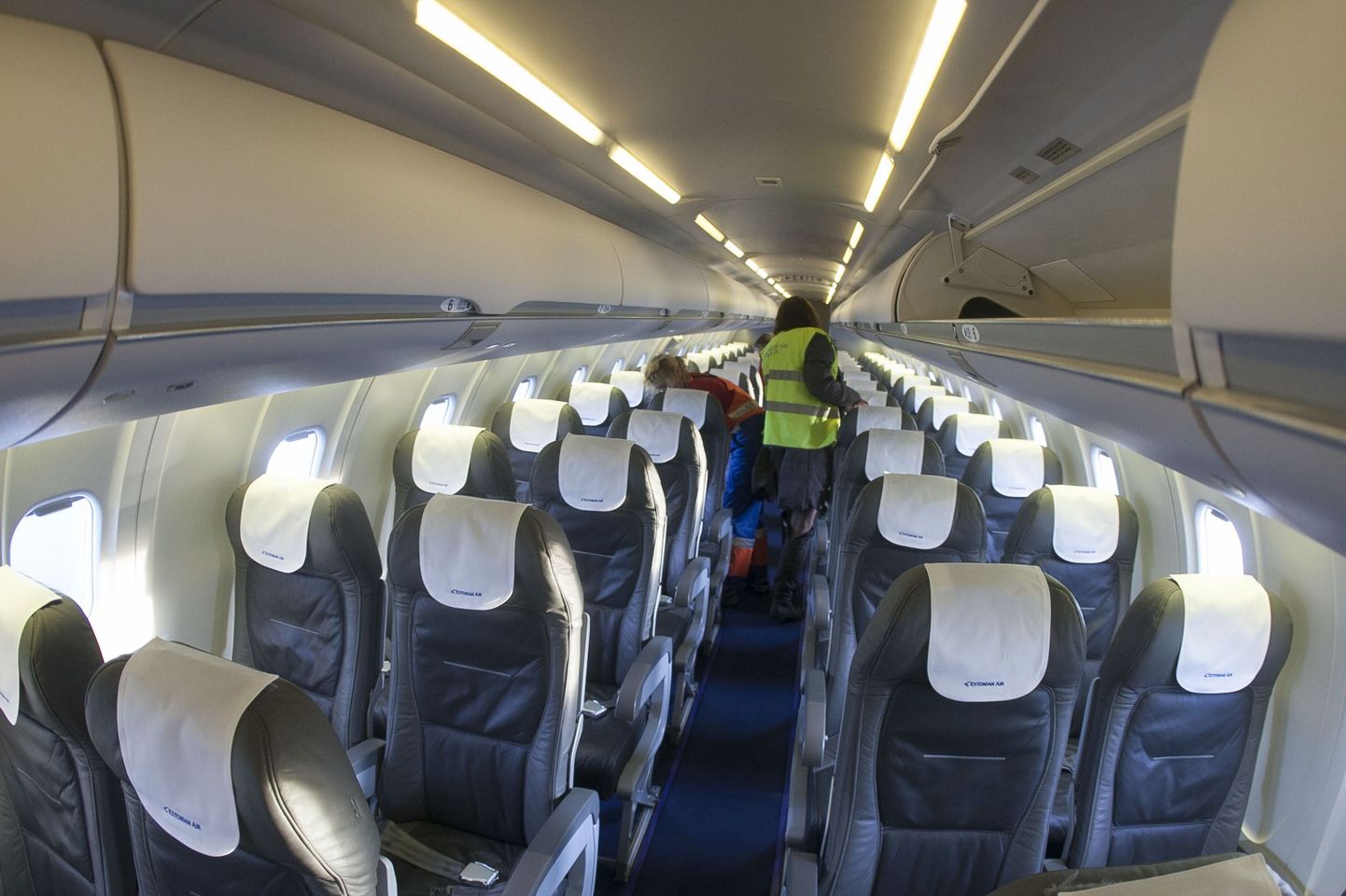 Салон самолета Bombardier CRJ-700. Иллюстративное фото.