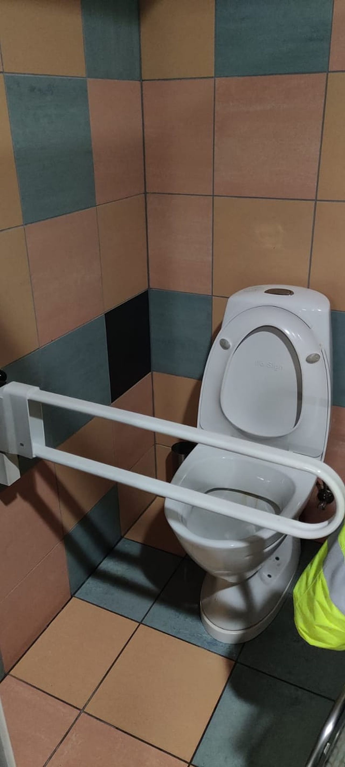Туалет для лиц с ограниченными возможностями в торговом центре Sky&More