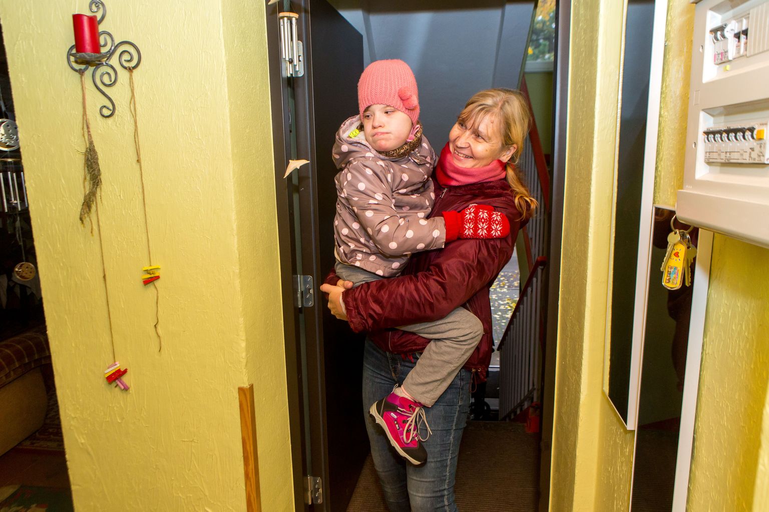 ÜLES-ALLA: Kuressaarlane Kaja Laus on pidanud oma tütart aastaid süles trepist kandma.