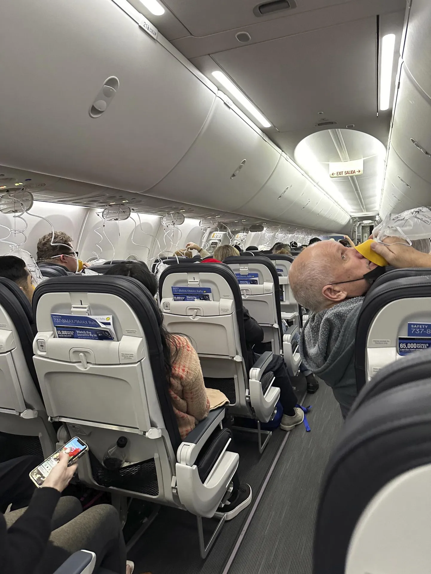 Ehmatus oli suur: lennureisija tehtud pilt, kui Alaska Airlinesi lennuki varuuks oli 5. jaanuaril lennuki küljest minema lennanud ja hapnikumaskid olid automaatselt avanenud.