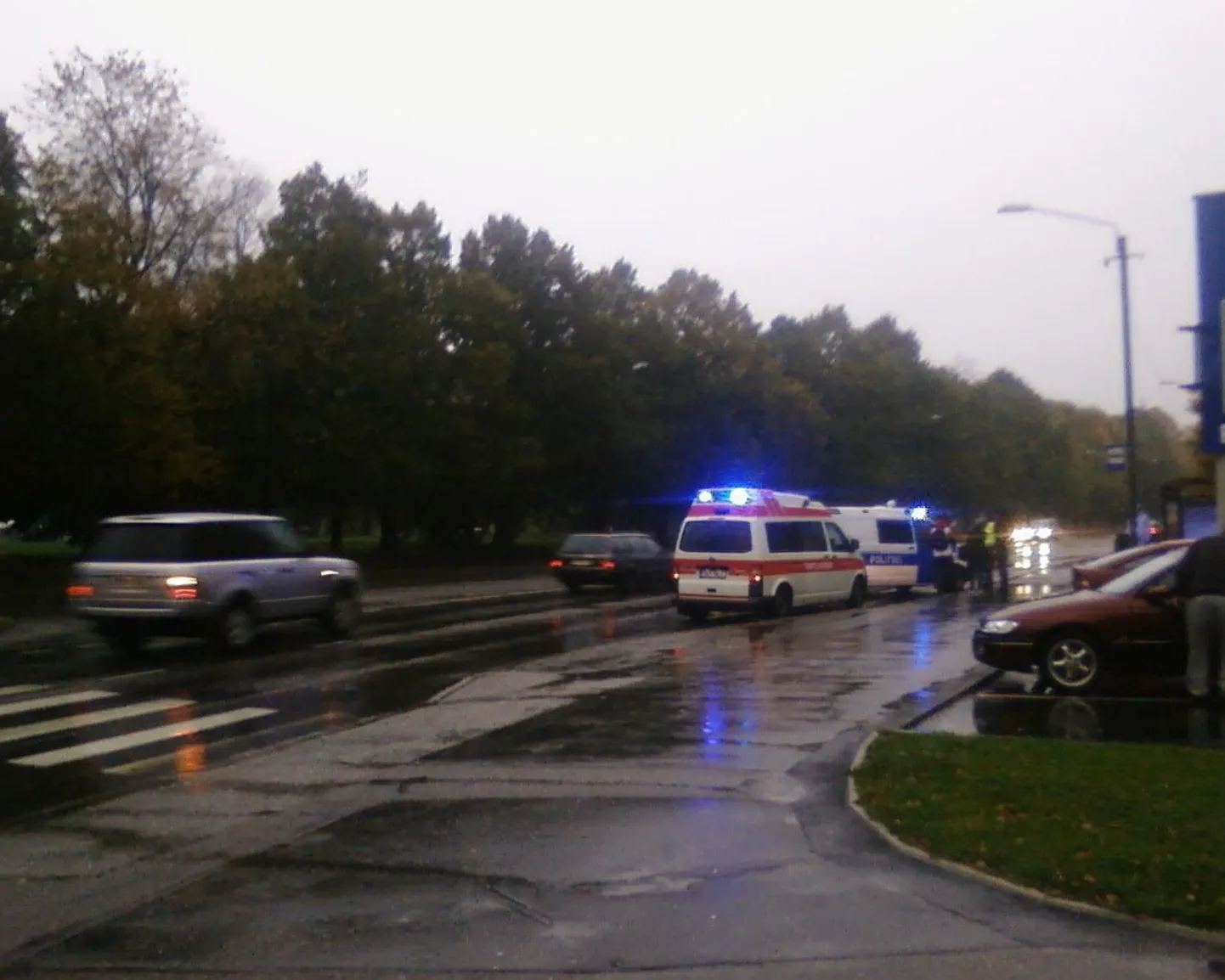 Sajusel ja hämaral hommikul jäi Tartus Narva maantee ja Kivi tänava ristmikul jalakäijate ülekäigurajal veoauto ette mees.